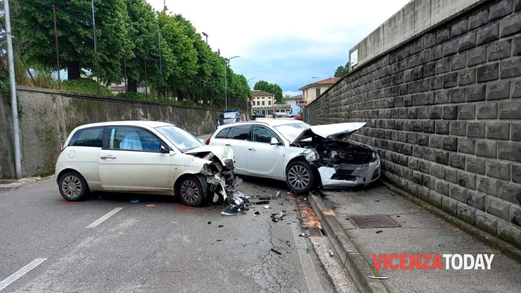 Schianto tra due auto, muore una donna: grave il conducente