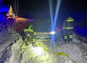 Auto in panne sulla neve: soccorsi nella notte cinque giovani