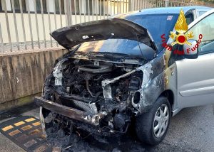 Fumo dal cofano, il conducente accosta e l'auto viene divorata dalle fiamme