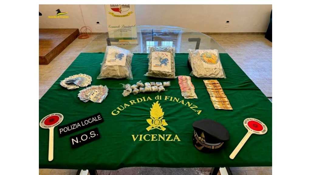 Odore di "maria" dall'appartamento: blitz di Finanza e Polizia locale, un arresto