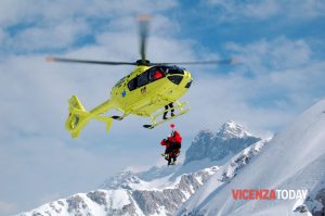 Escursionista scivola nel canalone innevato: elitrasportata in ospedale