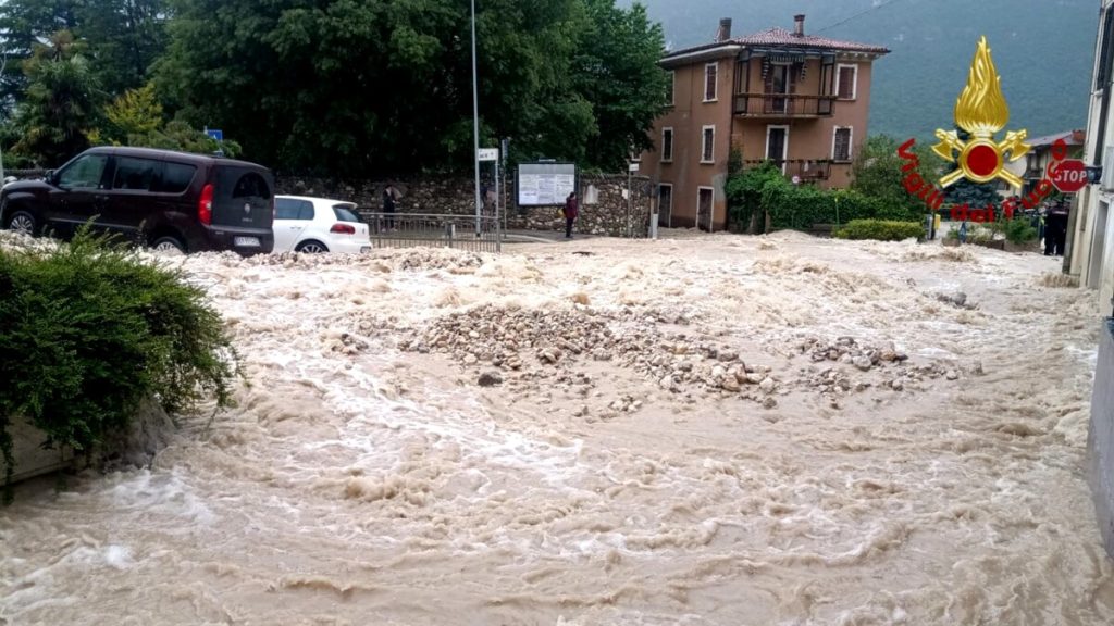 Maltempo in Veneto, più di trenta gli interventi dei vigili del fuoco: a Brendola masso cade dalla collina