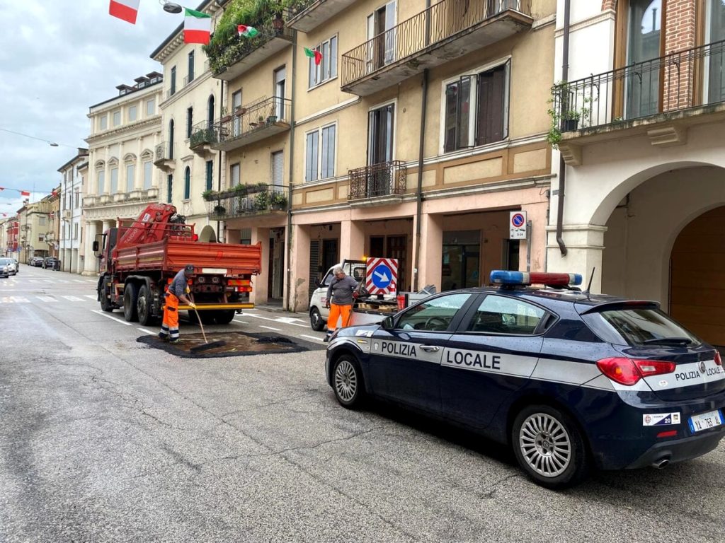 Contra' Porta Nova, nuovo intervento al cedimento in prossimità di via Bonollo