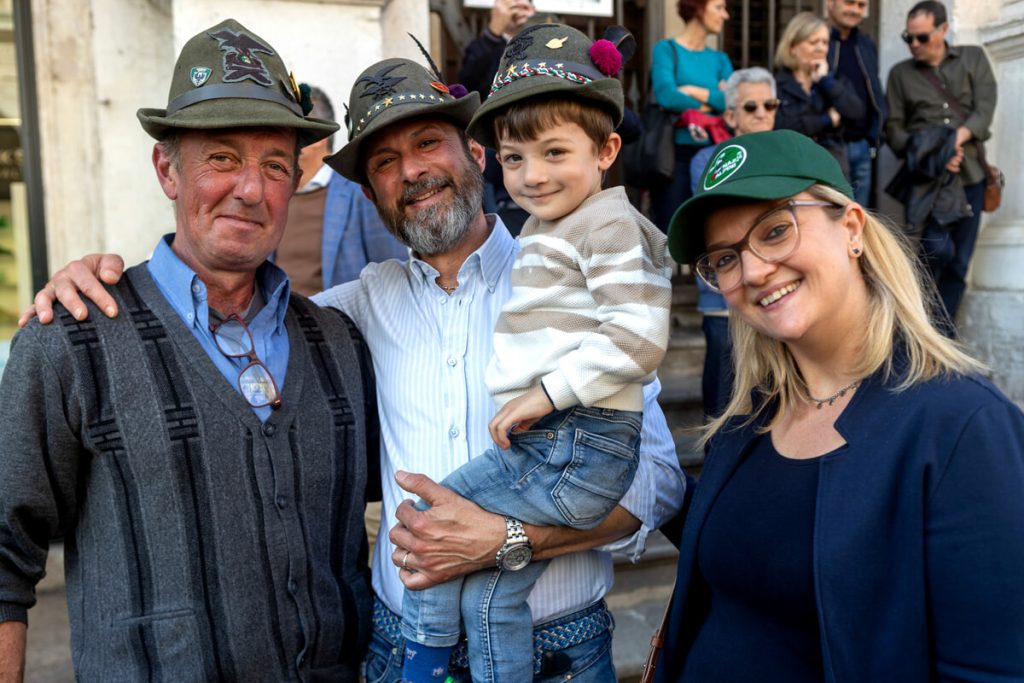 'Io sono figlia di un Alpino', raduno in Piazza delle Erbe