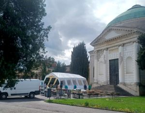 Gli alpini mettono la tenda davanti al cimitero, sgomberati