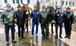 Adunata Alpini: le Penne Nere sono partite a piedi con i muli per Vicenza