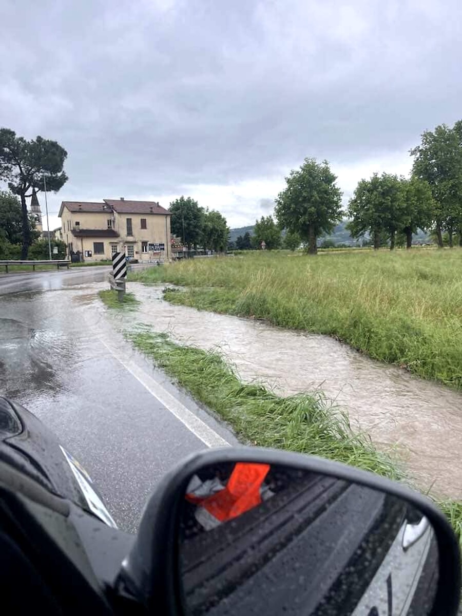 Strade allagate e torrenti carichi d'acqua, è di nuovo allerta
