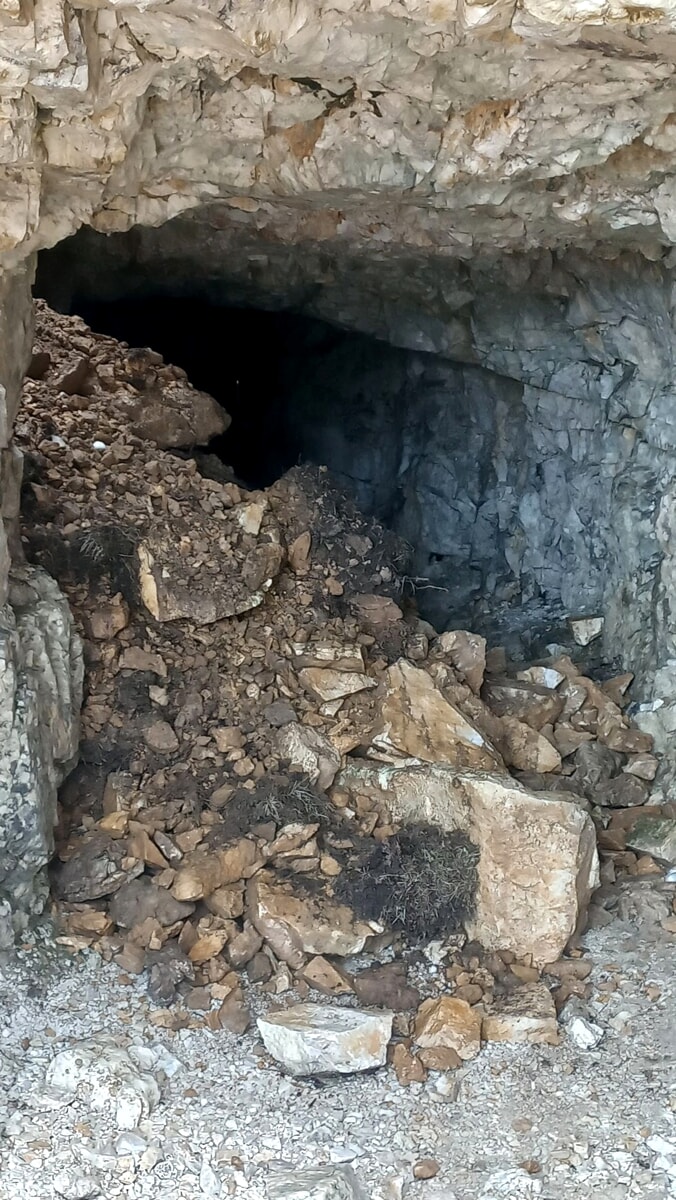 Mulattiera del Pasubio, crollo di pietre nell'ultima delle 52 gallerie