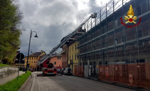 Asiago, incendio sul tetto della vecchia sede dei carabinieri