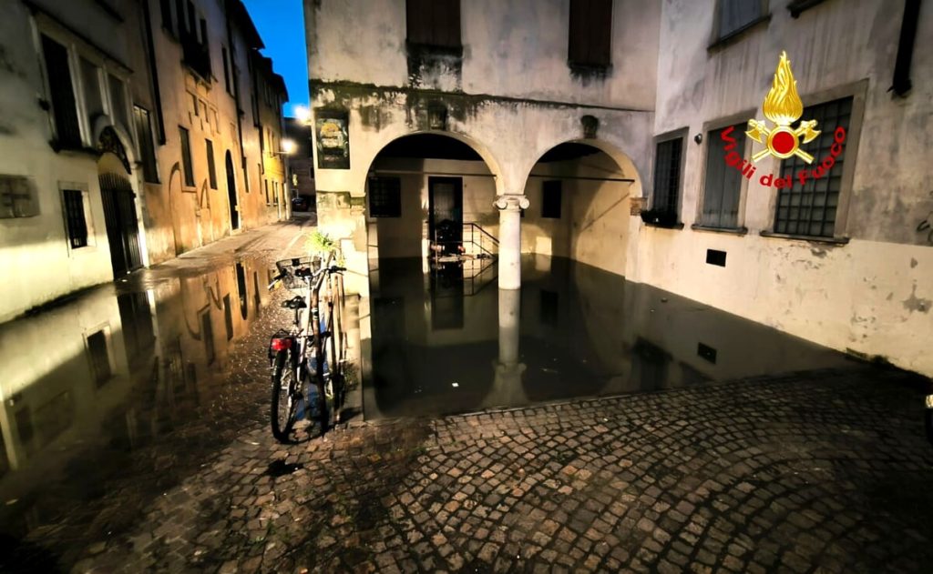 Allagamenti a Vicenza, i vigili del fuoco salvano un senzatetto