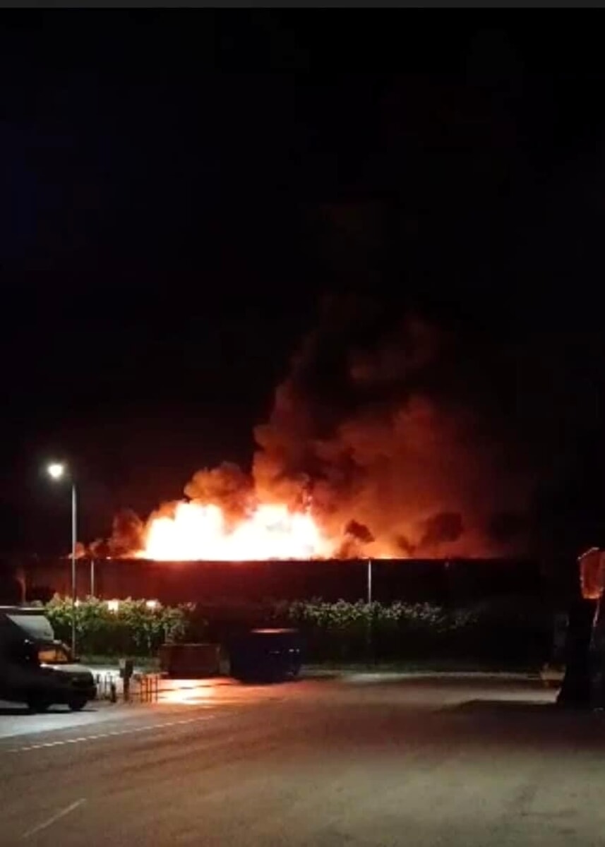 Violento incendio in azienda di materie plastiche