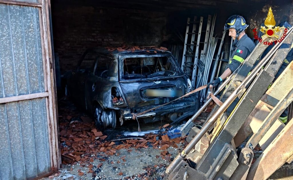 Rogo in un rudere adibito a garage, in fiamme un’auto