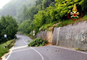 Frana sulla provinciale, l'intervento dei vigili del fuoco (VIDEO)