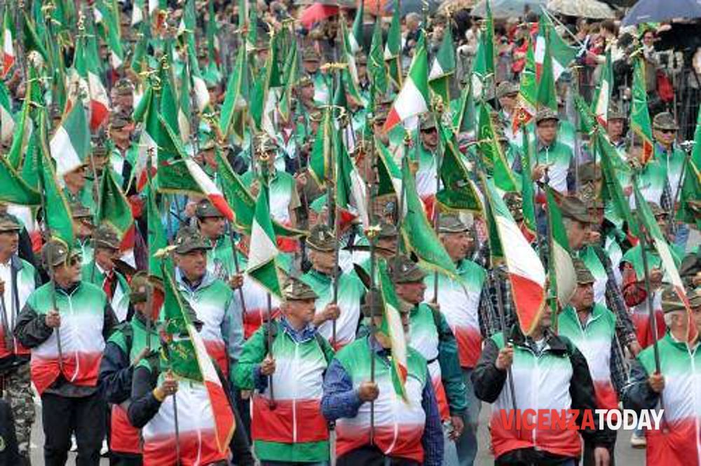 Adunata alpini, l'attacco del Bocciodromo alle penne nere "moleste"