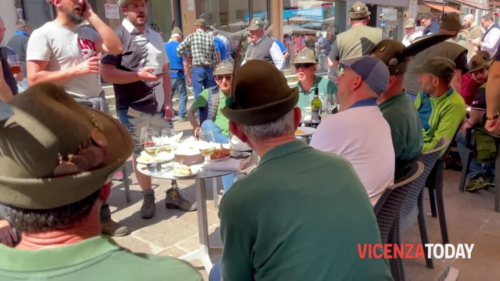 Adunata: non è festa senza il canto degli alpini, cori e fanfare in tutta la città