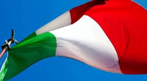 "Non sei un vero alpino" e gli strappa la bandiera: scoppia la lite in strada Marosticana