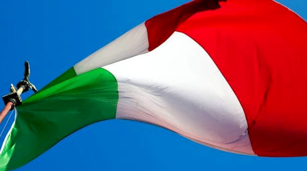 "Non sei un vero alpino" e gli strappa la bandiera: scoppia la lite in strada Marosticana