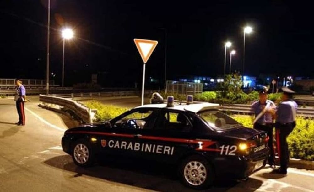 Ubriaco, si schianta contro un palo del telefono e poi aggredisce i carabinieri: arrestato 