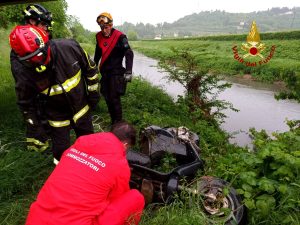 Scooter in acqua, recuperato dai sommozzatori: indagini in corso