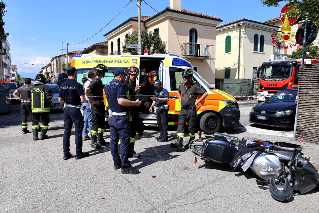 Schianto auto-moto: feriti entrambi i conducenti