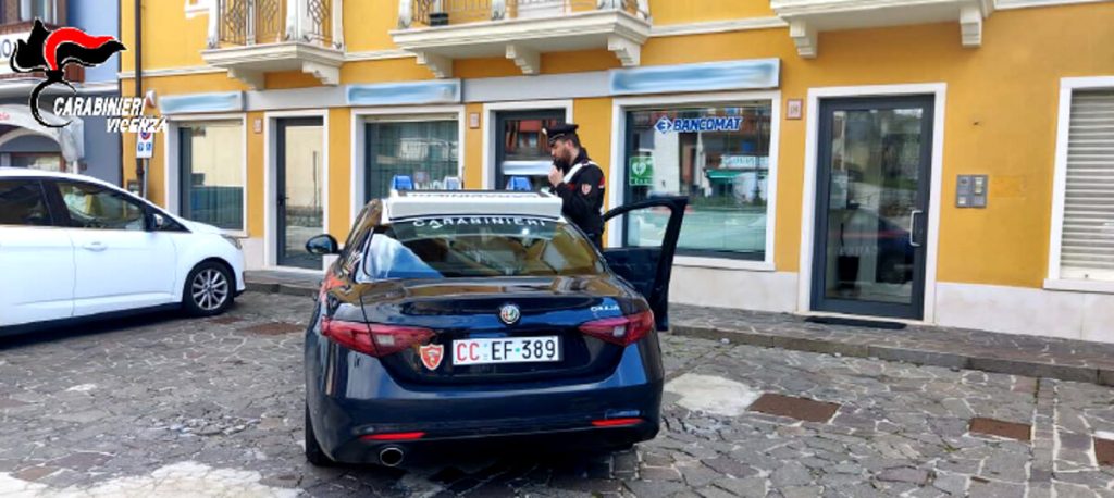 Assalto in banca con i dipendenti legati, arrestati tre rapinatori: un quarto è ricercato