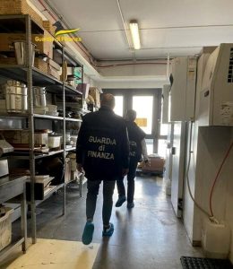 Muffa nel pane e formiche nel dolce: blitz delle Fiamme gialle in una mensa scolastica