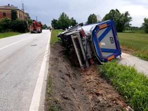 Autoarticolato finisce fuori strada, camionista miracolato