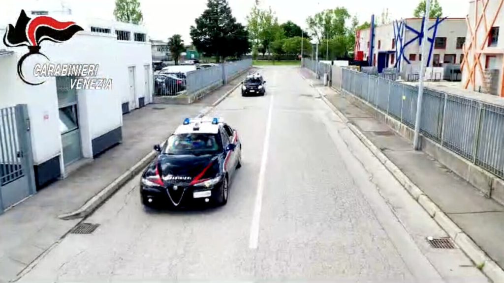 Furti nei magazzini delle aziende di abbigliamento: sette persone in carcere