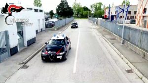 Furti nei magazzini delle aziende di abbigliamento: sette persone in carcere