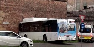 Il bus si schianta contro porta San Bortolo, due feriti
