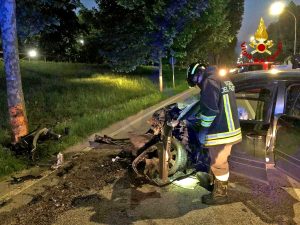 Auto contro platano, feriti mamma e figlio