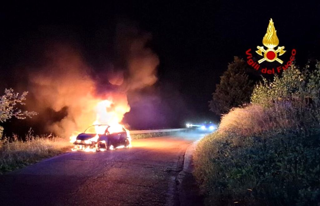 Il fumo dal cofano e poi le fiamme: auto completamente distrutta