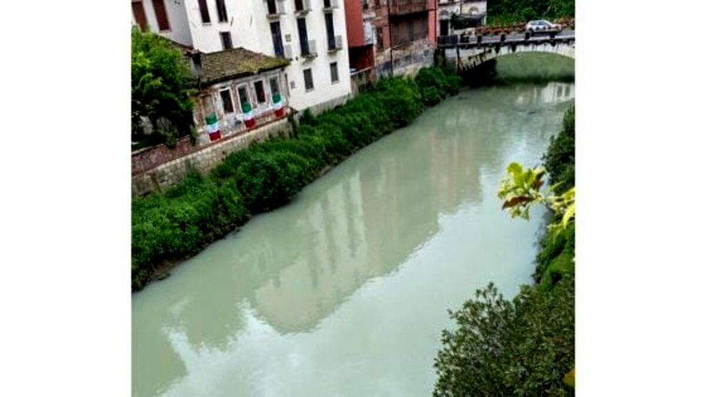 Inquinamento Retrone e Bacchiglione, l'acqua biancastra proviene dallo spegnimento dell’incendio di Altavilla