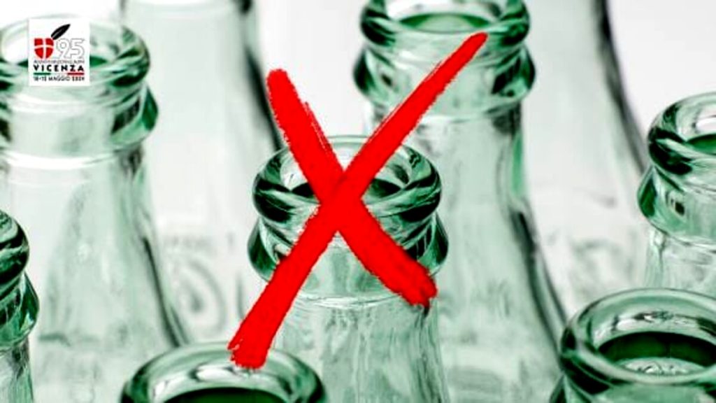 Adunata Alpini, divieto di consumo in contenitori di vetro e lattine all'esterno dei locali
