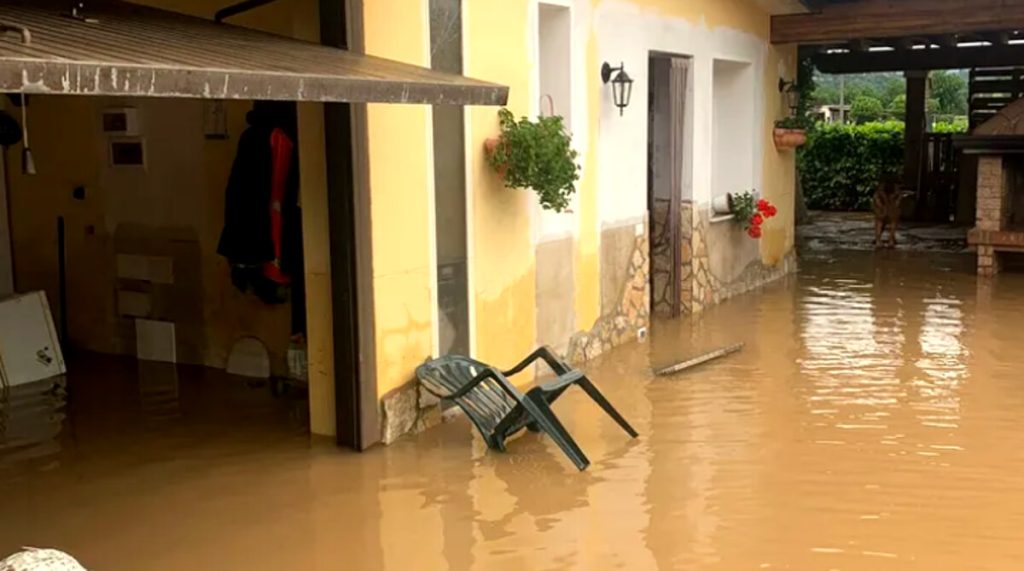 Palazzina invasa dal fango, allagamenti per 13 famiglie: la gara di solidarietà corre sul web