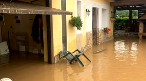 Palazzina invasa dal fango, allagamenti per 13 famiglie: la gara di solidarietà corre sul web