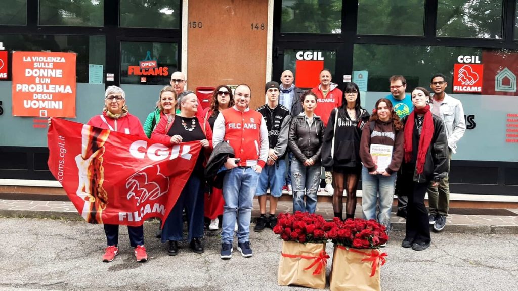 Una rosa per tutti i lavoratori: così Cgil e studenti rendono omaggio a chi lavora anche il 1° maggio