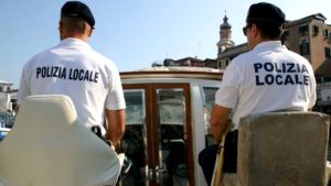 Il tuffo in laguna di un ragazzo di Vicenza riapre la stagione "dei cafoni"