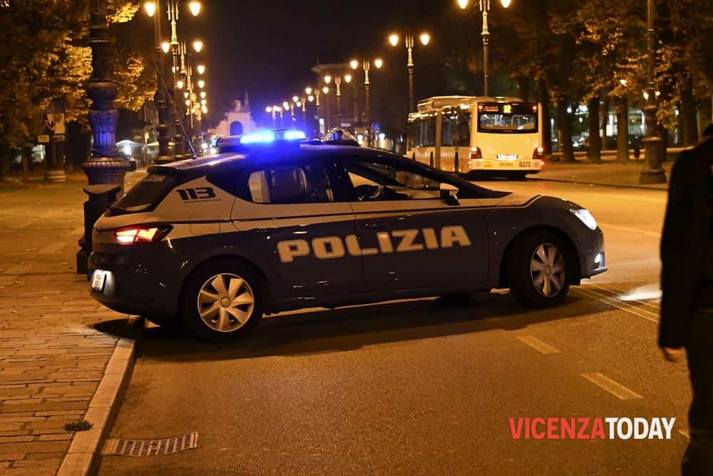 Lite per strada, uno bradisce un bastone e lo scaglia contro un'auto
