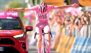 Trionfa Pogacar, è spettacolare sul Grappa, e si inchina all'arrivo