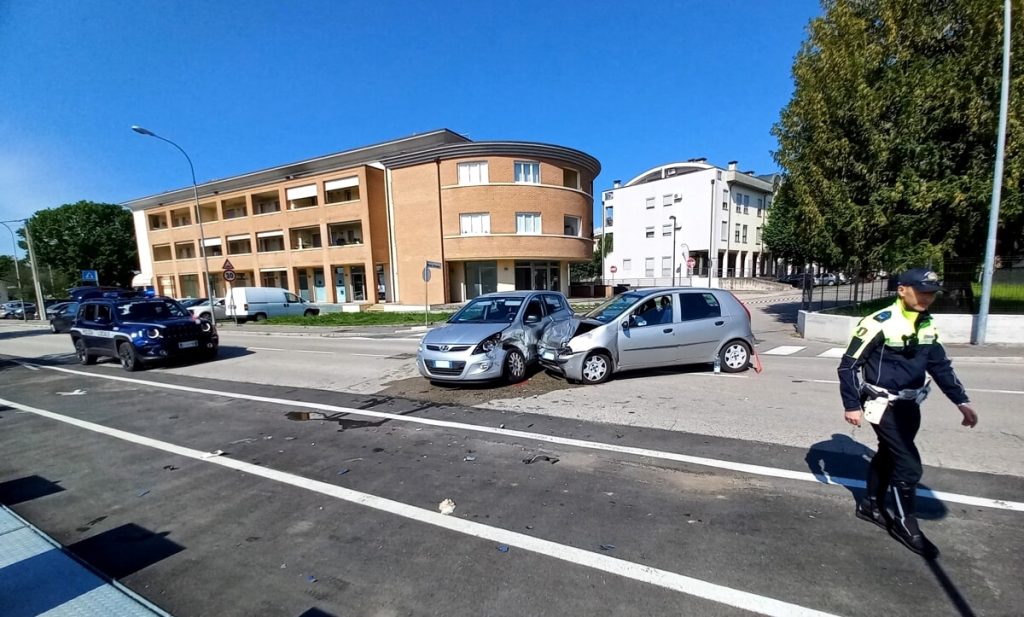 Schianto tra auto, feriti conducenti e passeggeri di entrambe le vetture