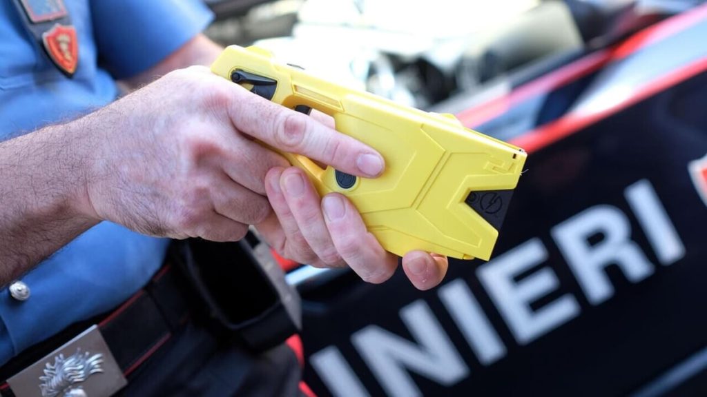 Fermato per un controllo prende a pugni e strattona i carabinieri: arrestato