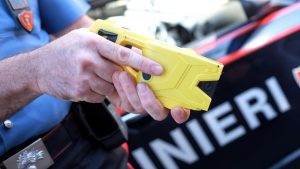 Fermato per un controllo prende a pugni e strattona i carabinieri: arrestato