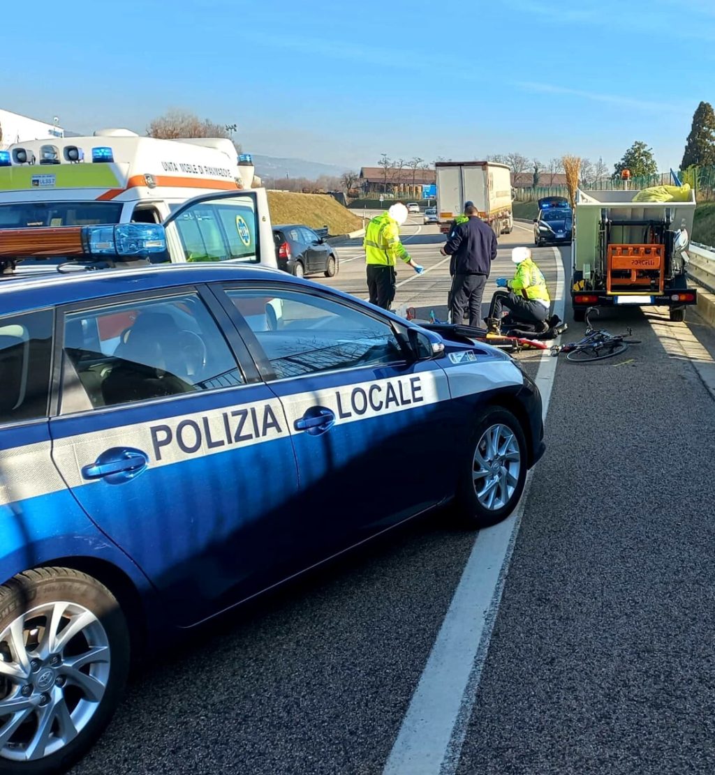 Morto in bici contro un furgone della nettezza urbana, il dispone la perizia
