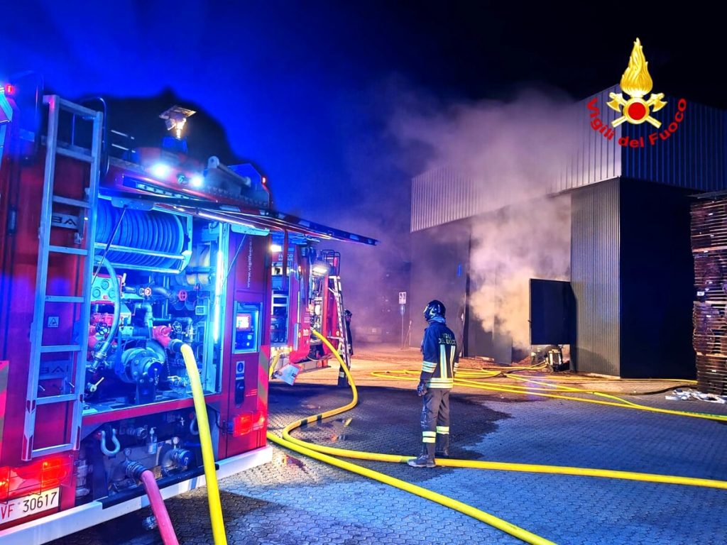 Fiamme dal deposito di cippato: Vigili del fuoco al lavoro per l'intera notte