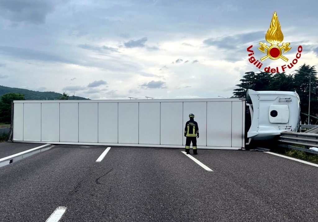 Incidente in A4, tir si rovescia e blocca la carreggiata