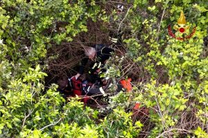 Motociclista cade e viene sbalzata in un dirupo: a "salvarla" la vegetazione