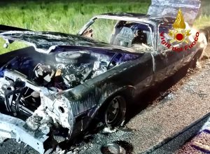 Anomalia all'auto, il conducente scende appena in tempo: Chevrolet distrutta dalle fiamme