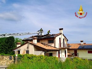 Fiamme dal tetto, sventato il peggio