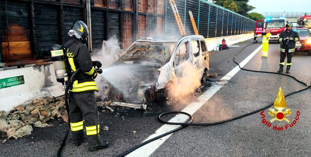 Auto in fiamme in autostrada, a fuoco anche i pannelli antirumore